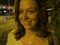 Cul, Brunette brune, Petite amie, Poilue, Piercing, Mamelons bombés, Fumer, Nénés