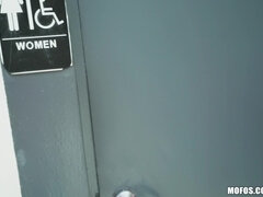 Salle de bains, Blonde, Mignonne, En levrette, Masturbation, Argent, Seins naturels, Nénés