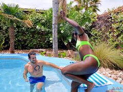 Bikini, Braunhaarige, Hundestellung, Interrassisch, Küssen, Pool, Muschi, Titten