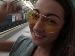 Brunette brune, Exhib, Petite amie, Pov, Public, Rasée, Nénés, Voyeur