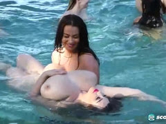 Playa, Rubia, Morena, Grupo, Lesbiana, Madres para coger, Desnudo, Piscina