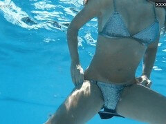 Grosse titten, Bikini, Milf, Mutti, Nackt, Pool, Muschi, Strümpfe