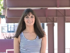 En gros plan de très près, Dansant, Extrême, Masturbation, Orgasme, Public, Solo, Gicler