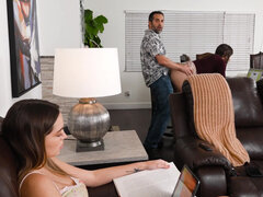 Américain, Cul, Gros cul, Gros seins, Sucer une bite, Homme nu et filles habillées, Léchez, Adolescente