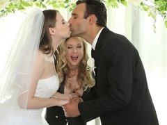 Grote mammen, Blond, 1 man 2 vrouwen, Vingeren, Ondergoed, Geschoren, Trio, Tieten likken