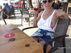 Большие сиськи, Грудастые, Эксгибиционист, Милф, Натуральные сиськи, На природе, На публике, Соло