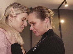 18 jaar, Slaapkamer, Lesbisch, Rijpe lesbienne, Moeder die ik wil neuken, Moeder, Kut duiken, Tiener