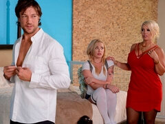 Blonde, Sucer une bite, 2 femmes 1 homme, Branlette thaïlandaise, Massage, Tatouage, Adolescente, Plan cul à trois