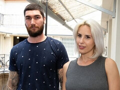 Gros cul, Blonde, Sucer une bite, En levrette, Cuisine, Mère que j'aimerais baiser, Cheveux courts, Nénés