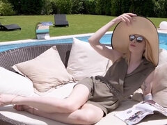 Tussi, Grosser schwanz, Bikini, Blondine, Blasen, Handjob, Pool, Dürr