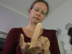 Leie, Dildo, Schmuddelige sprache, Weibliche domination, Brille, Hd, Milf, Pov