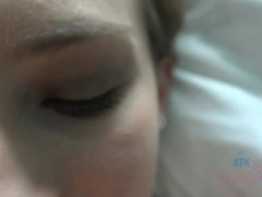 Sucer une bite, Éjaculation interne, Branlette thaïlandaise, Chatte, Rasée, Dormant, Nénés, Vibromasseur