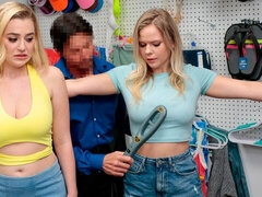 Gros cul, Blonde, Sucer une bite, Attrapée, En levrette, 2 femmes 1 homme, Plan cul à trois, Uniforme