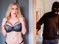 Grosser arsch, Blondine, Blasen, Geschnappt, Hundestellung, Handjob, Interrassisch, Rasiert