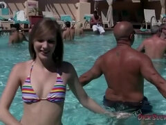 18 ans, Sucer une bite, Brunette brune, Tir de sperme, Faciale, Pov, Rasée, Adolescente
