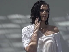 Américain, Gros seins, Britannique, Brunette brune, Lingerie, Mamelons, Mamelons bombés, Mouillée