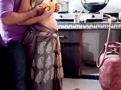 Gros cul, Indienne, Embrassement, Cuisine, Mamelons, Chatte, Claque, Suçant