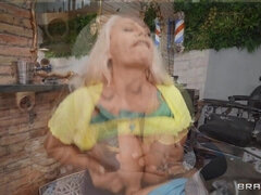 Hairdresser Alexa Blun fucks lucky customer