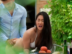 Asiatisch, Arsch, Bikini, Braunhaarige, Hundestellung, Handjob, Im freien, Titten