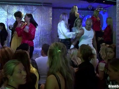 Enthousiasteling, Grote mammen, Pijpbeurt, Bruinharig, Vrouw, Hardcore, Feest, Zuigen