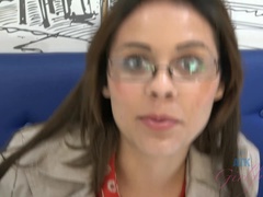 Gros seins, Sucer une bite, Brunette brune, Éjaculation interne, Branlette thaïlandaise, Jeans, Masturbation, Fumer