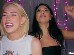 Жопа, Бикини, Камелтое, Платье, Джинсы, Поцелуи, Латиноамериканки, Натуральные сиськи