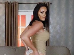 Grosser arsch, Grosse titten, Britisch, Kleid, Lingerie, Muschi, Sich ausziehen, Unter dem rock