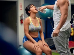 Cul, Gros seins, Sucer une bite, Brunette brune, En levrette, Gym, Espionne, Dénudage