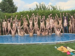 Grosse titten, Blondine, Braunhaarige, Schwanz, Handjob, Küssen, Pissen, Ablutschen