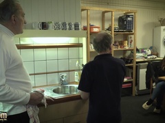 Schlafzimmer, Bikini, Bizarr, Schwanz, Handjob, Küssen, Hausmädchen, Schlucken