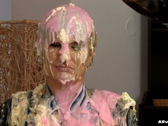 Vrouwen gevecht, Eten, Masker, Naakt, Satijn, Softcore pornografie, Verassing, Vastgebonden