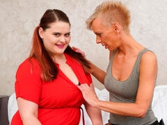 Gode, En levrette, Mamie, Talons, Énorme, Cheveux courts, Strapon, Surprise