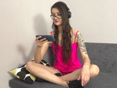 Gros cul, Grosse bite, Gros seins, Sucer une bite, Brunette brune, En levrette, Souple, Adolescente