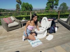 Sucer une bite, Brunette brune, Tir de sperme, Hard, Interracial, Chatte, Rasée, Toilettes