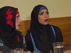 Enthousiasteling, Arabisch, Pijpbeurt, Tsjechisch, Handbeurt, Rijpe lesbienne, Moeder die ik wil neuken, Trio