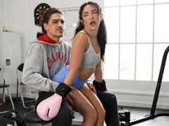 18 jaar, Grote kont, Pijpbeurt, Bruinharig, Hondjeshouding, Sportzaal, Natuurlijke tieten, Tiener