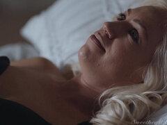 Arsch, Schlafzimmer, Küssen, Lesbisch, Natürlichen titten, Muschi, Tätowierung, Tanga