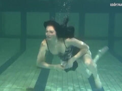 Brunette brune, Piscine, Public, Chatte, Russe, Rasée, Solo, Serré