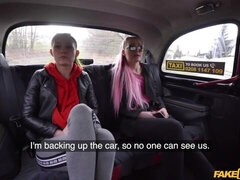 Grote kont, Pijpbeurt, Auto, 1 man 2 vrouwen, Buiten, Tatoeage, Tiener, Trio