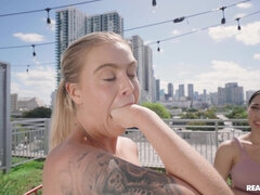 Bikini, Blonde, Brunette brune, Plantureuse, Gorge profonde, En levrette, Argent, Seins naturels