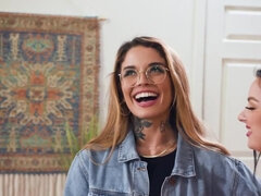 Bruinharig, Lesbisch, Masturbatie, Voorbinddildo, Tiener, Speelgoed