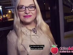 Blondine, Blasen, Spermaladung, Kehlenfick, Aufs gesicht abspritzen, Deutsch, Brille, Öffentlich