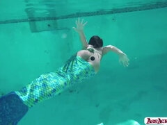 In den arsch, Arsch, Braunhaarige, Hardcore, Interrassisch, Pool, Spielzeuge, Unter wasser