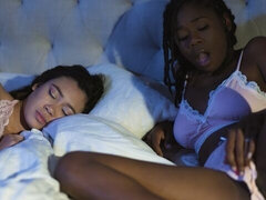 Chambre à dormir, Gros cul, Interracial, Embrassement, Masturbation, Maigrichonne, Adolescente, Nénés