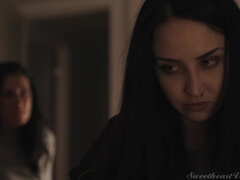 Cul, Salle de bains, Chambre à dormir, Gros seins, Brunette brune, Embrassement, Léchez, Chatte