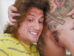 Grote lul, Grote mammen, Emo jongen, Reusachtig, Moeder die ik wil neuken, Kut duiken, Tatoeage, Tieten likken