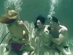 Asiatisch, Blondine, Blasen, Flotter vierer, Reif, Nippel, Pool, Unter wasser