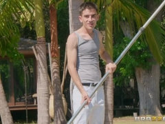 Gros seins, Sucer une bite, Tromperie, En levrette, Masturbation, Mère que j'aimerais baiser, Piscine, Cheveux courts