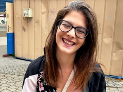 Grosse bite, Sucer une bite, Brunette brune, En levrette, Lunettes, Interracial, Public, Rasée