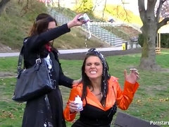 Fetiche, Comida, Lesbiana, Al aire libre, Bragas, Público, Satén, Fumando